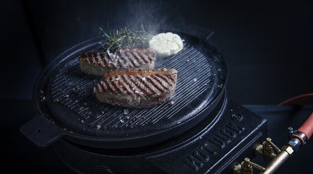 priprava-steakov-na-griolvacej-panvici-hot-wok